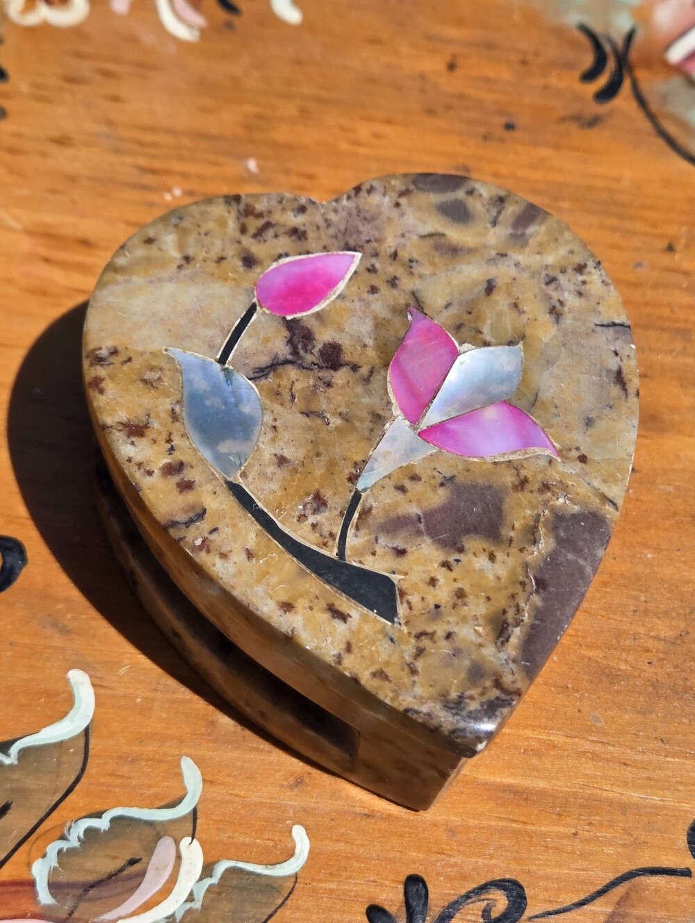 VTG Heart Soapstone Trinket Box Mother of Pearl Flower Inlay Carved India Box 2